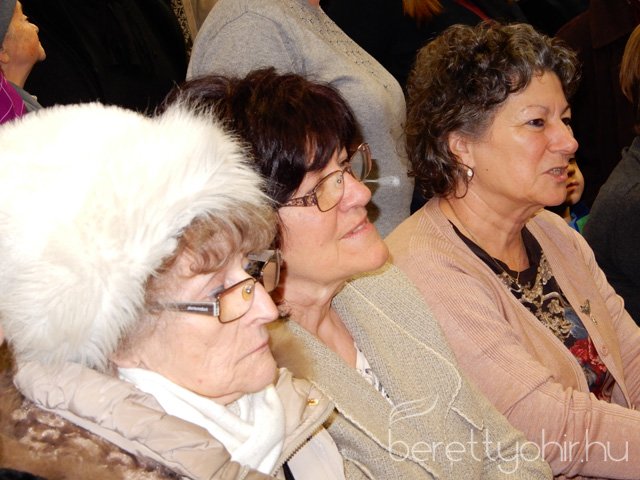 Fellobant az első gyertya lángja 08